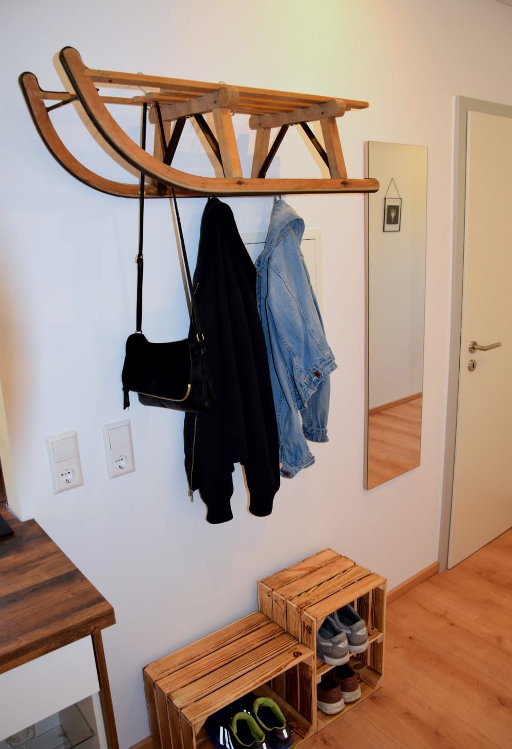 Flur mit Garderobe, Spiegel und Schuhablage im Eingangsbereich der Ferienwohnung in Schönwald im Schwarzwald