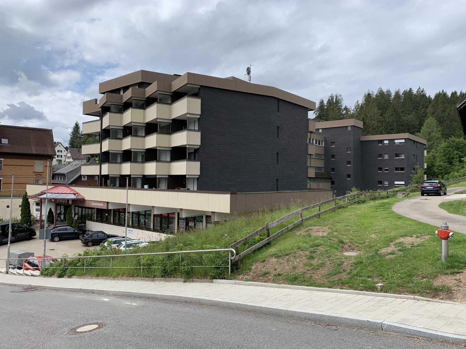 Außenansicht der Ferienanlage in Schönwald im Schwarzwald mit Parkplatz und Balkonen