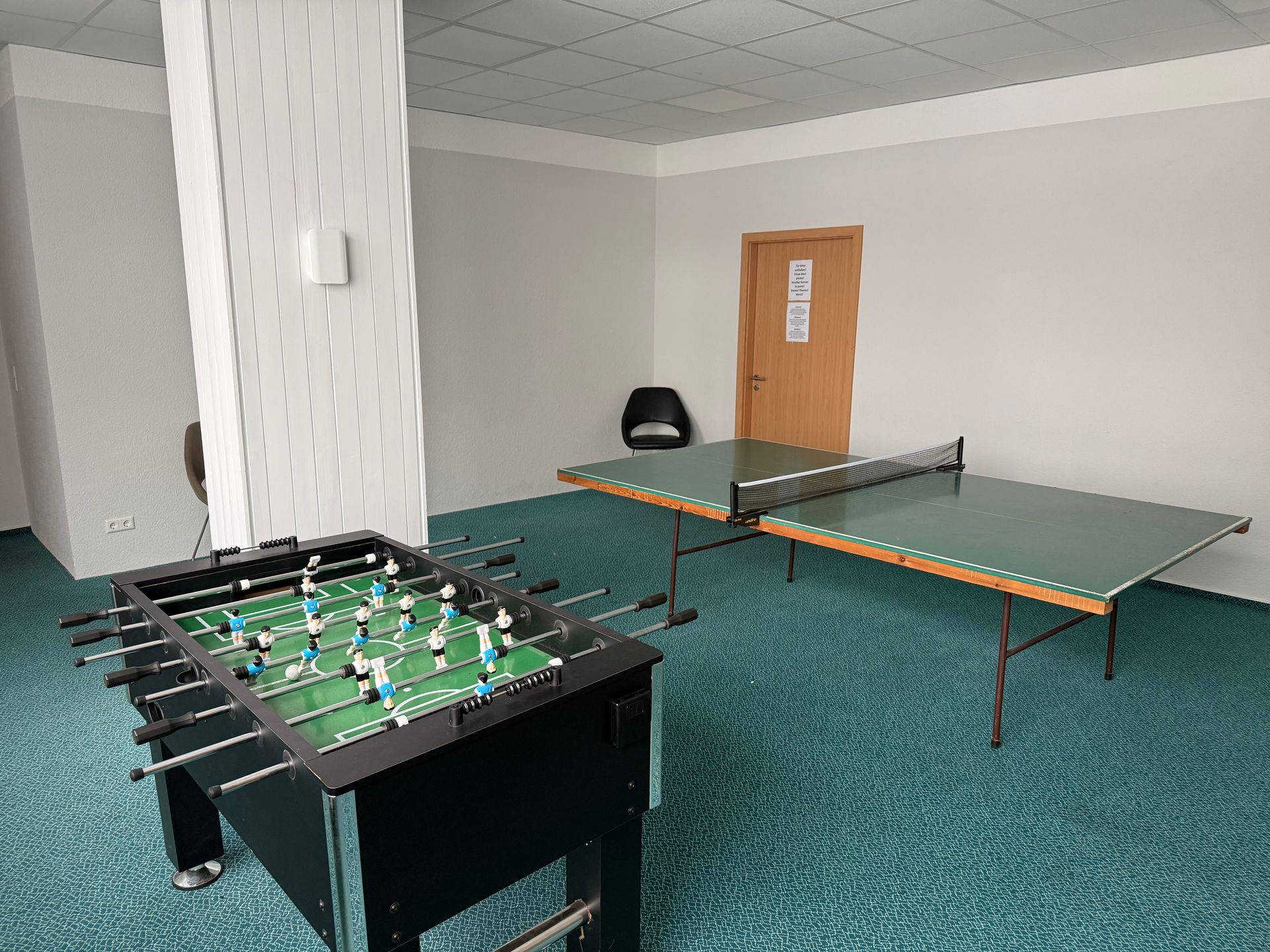 Freizeitraum mit Tischtennisplatte und Tischkicker in der Ferienanlage in Schönwald im Schwarzwald