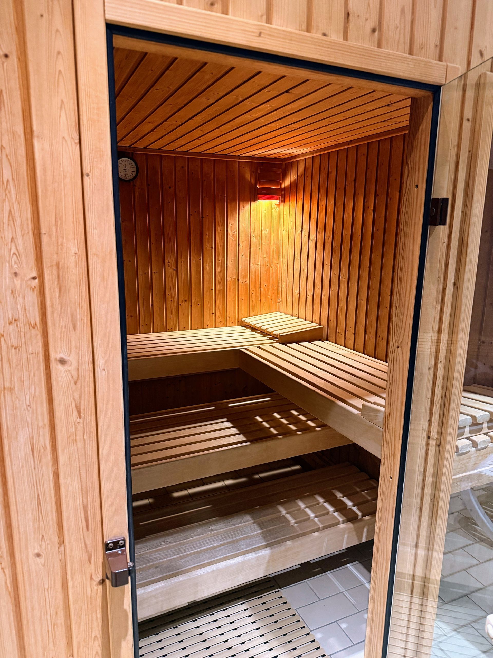 Sauna aus Holz im Wellnessbereich der Ferienanlage in Schönwald im Schwarzwald