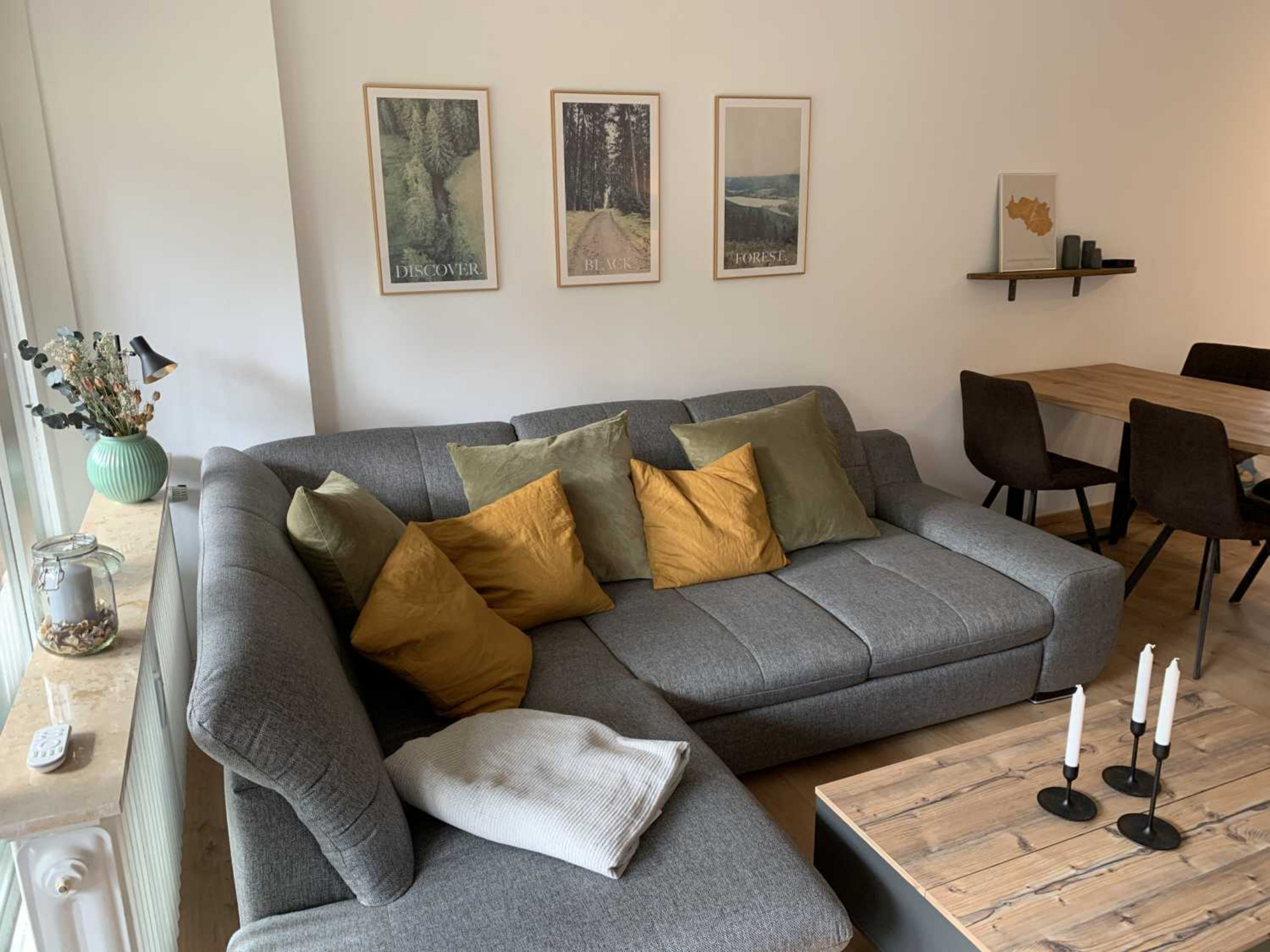 Gemütlicher Wohnbereich mit großer Couch und Essplatz in der Ferienwohnung in Schönwald im Schwarzwald