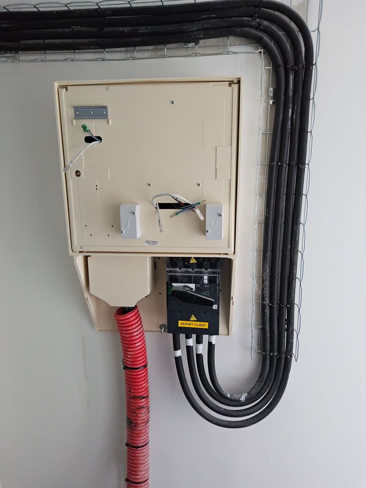 Outils électriques (multimètre, pince à dénuder) sur un plan.