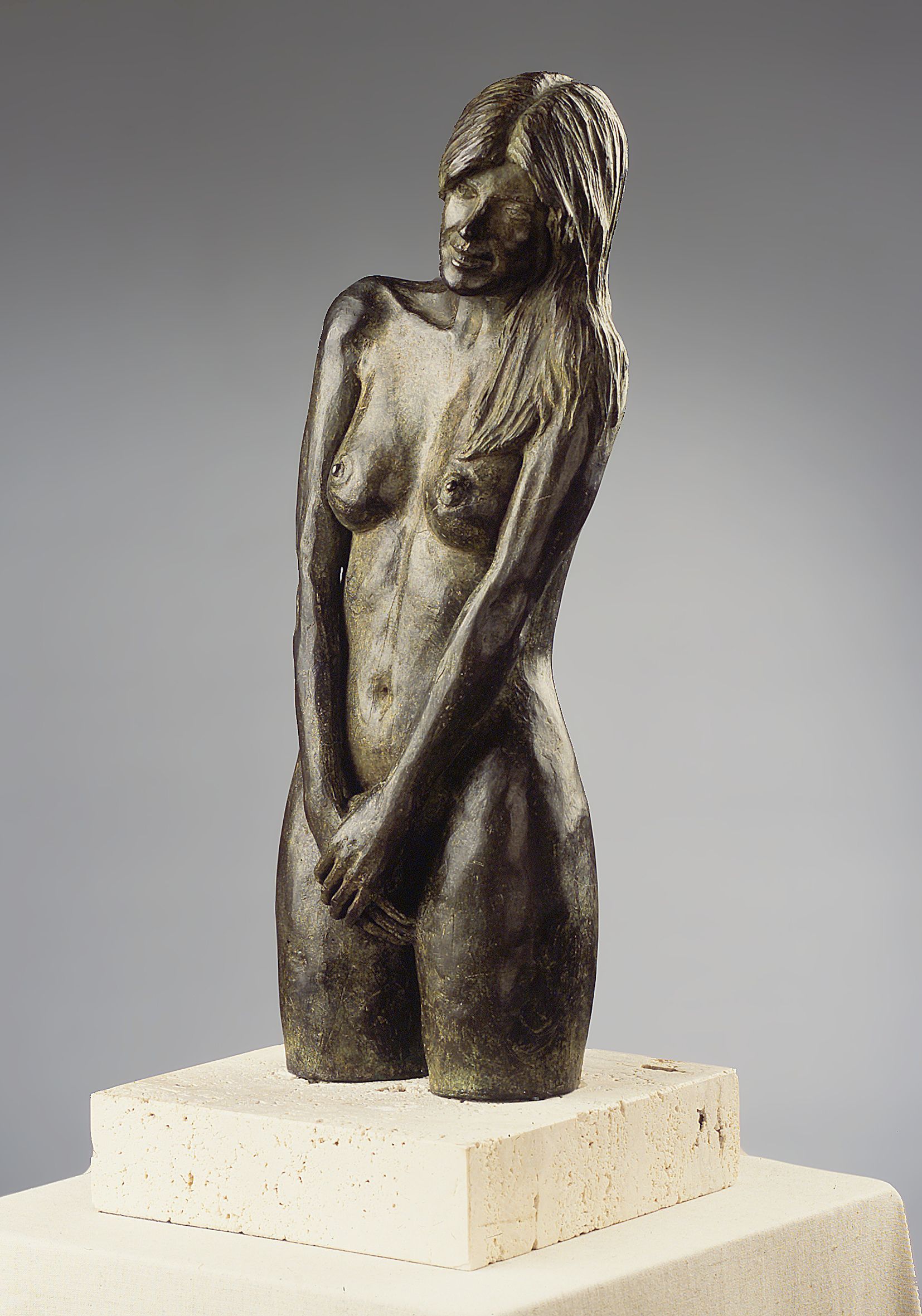 escultura mujer de pie