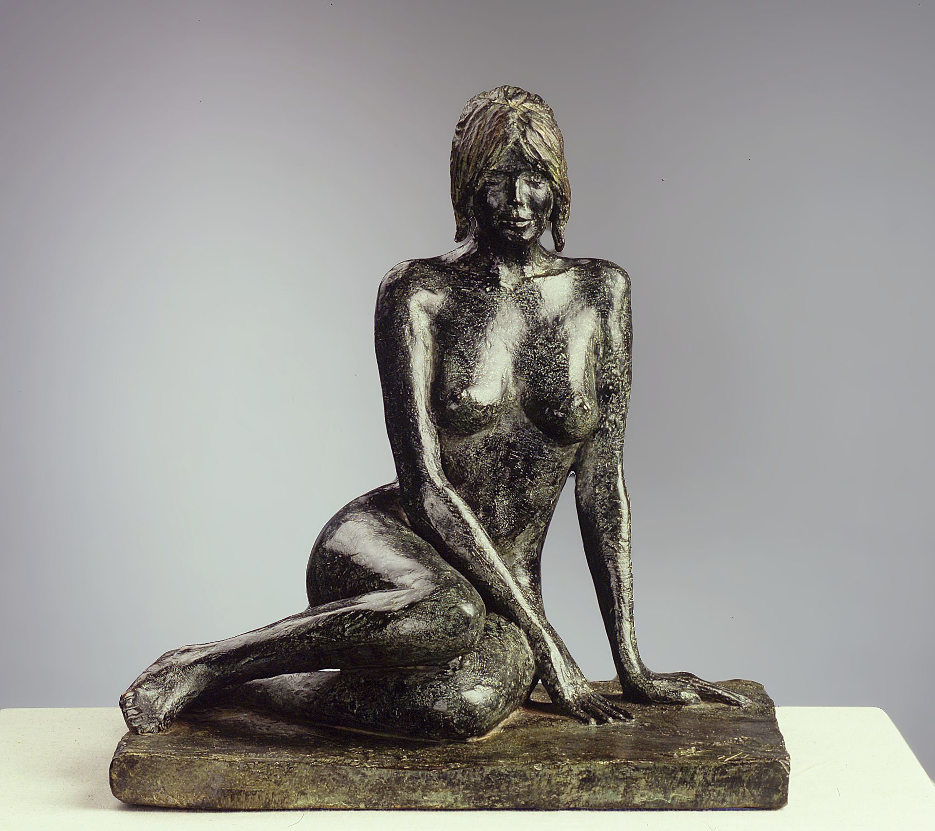 escultura mujer sentada