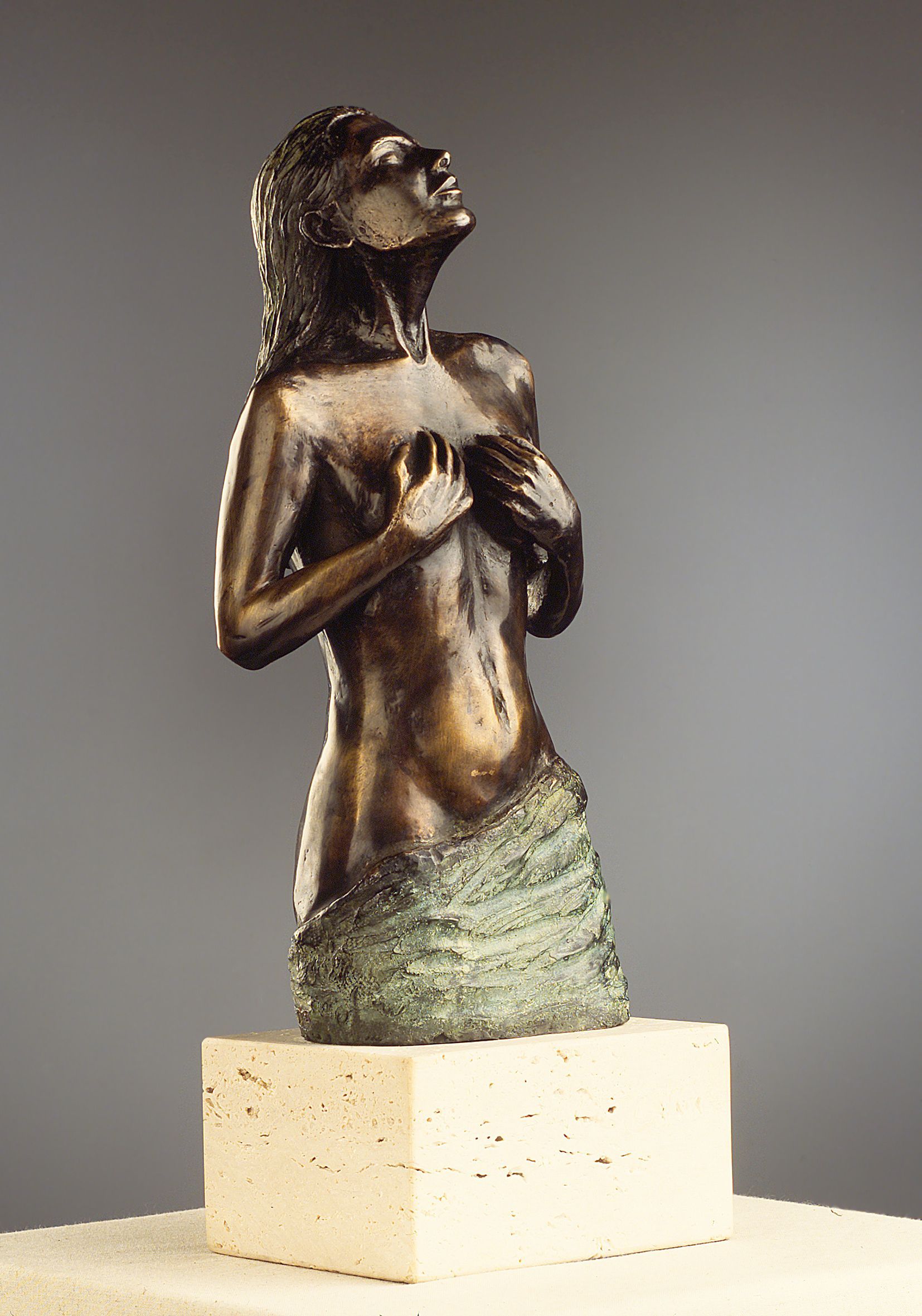 escultura mujer de pie