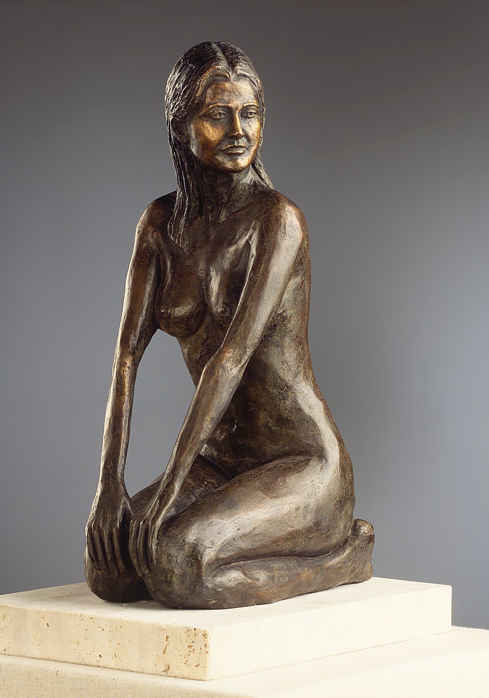 escultura mujer sentada