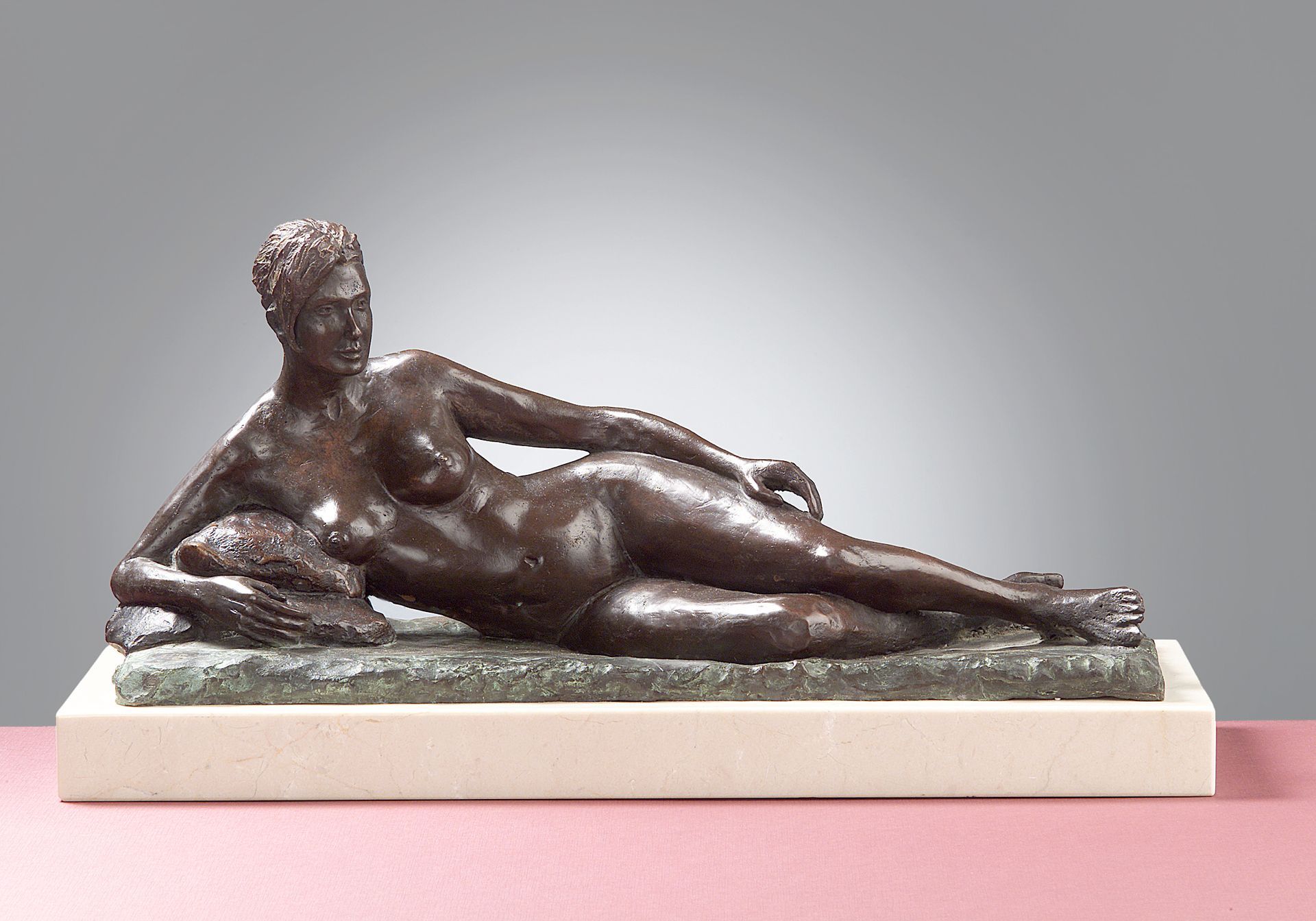 escultura mujer tumbada