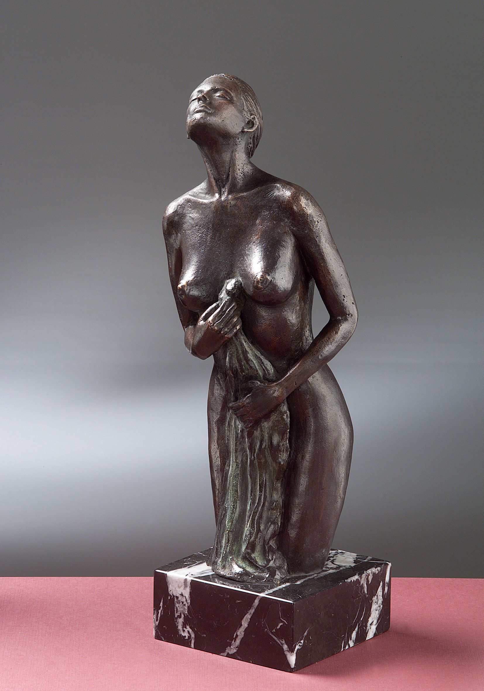 escultura mujer de pie