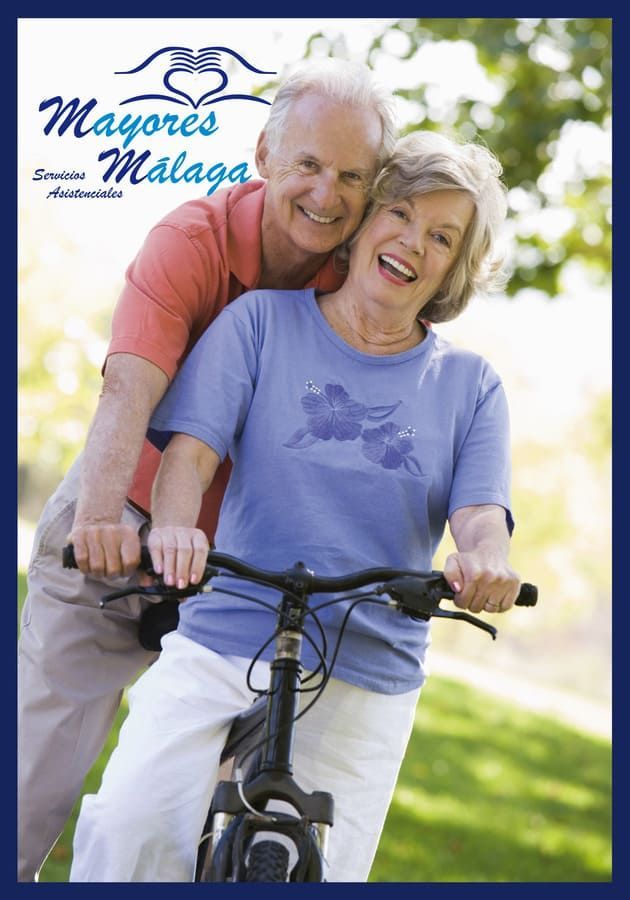 Un hombre y una mujer posan para una fotografía mientras andan en bicicleta.