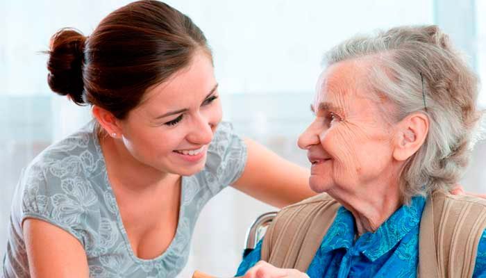 Una mujer joven está hablando con una mujer mayor.