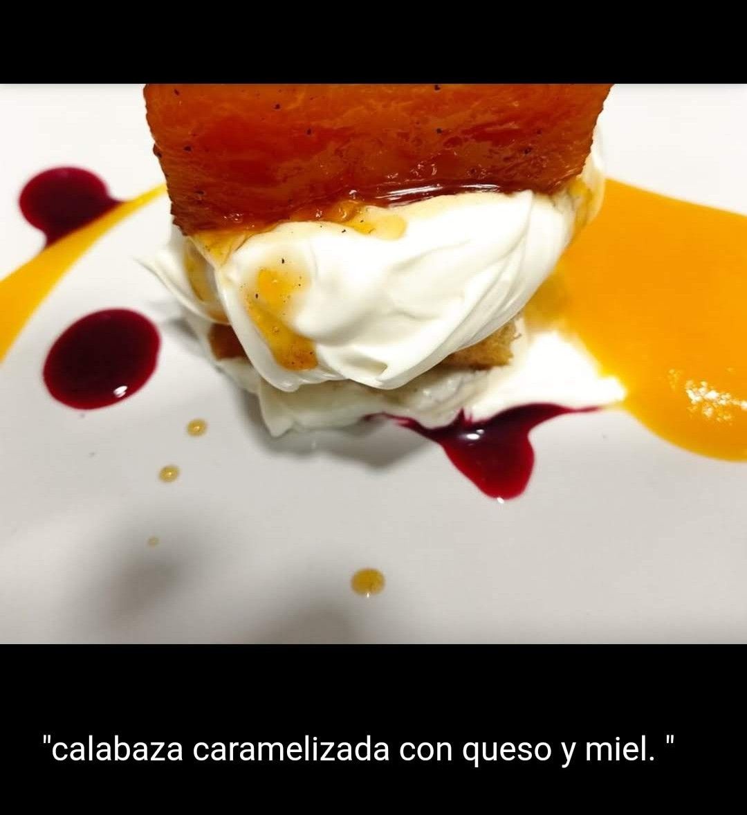 Calabaza caramelizada con queso y miel, con salsas de colores sobre plato blanco.