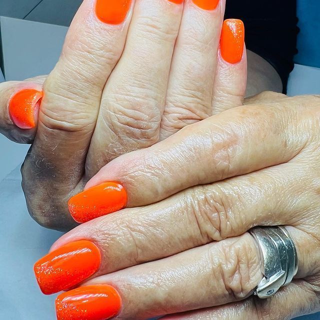 orange Nägel Beauty Carousel