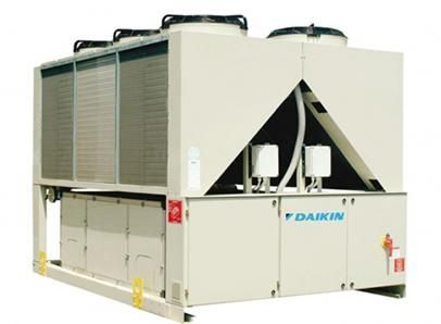 Un gran acondicionador de aire Daikin sobre un fondo blanco.