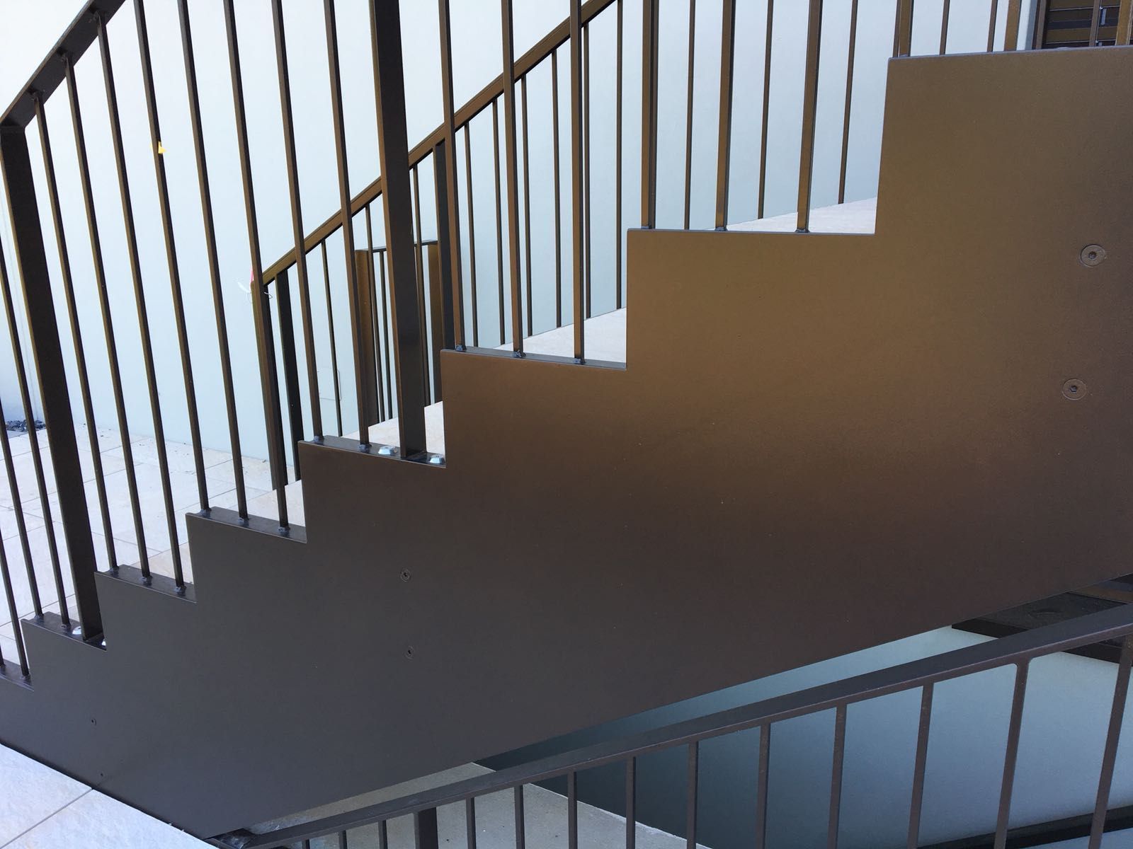 Treppenblende nachher - einfach anders Malergeschäft