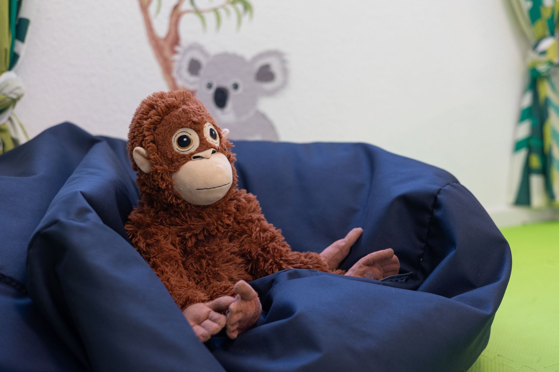 Ein ausgestopfter Affe sitzt in einem Sitzsack.