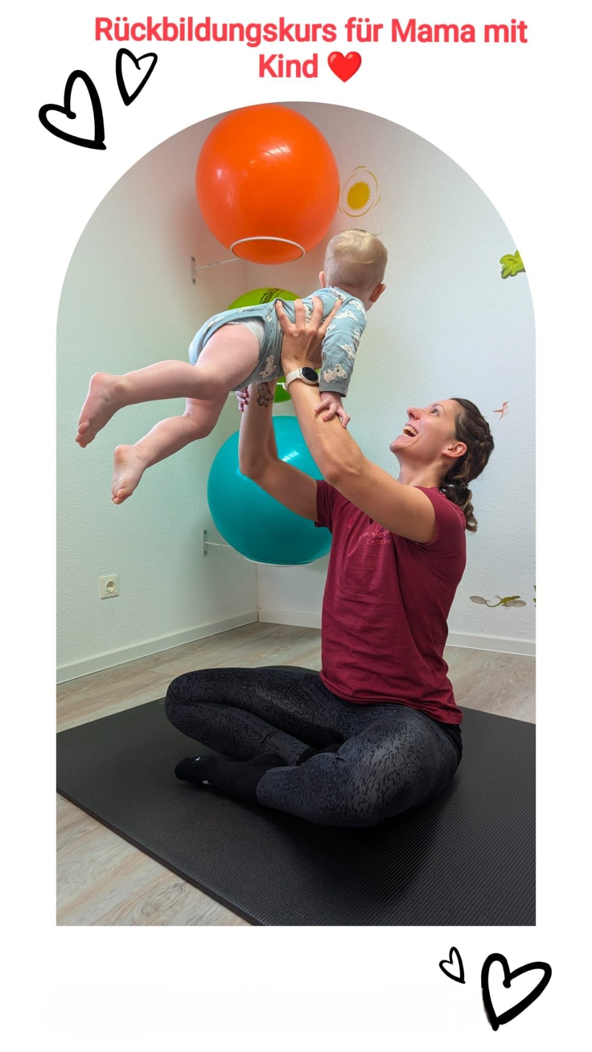 Eine Frau kniet auf einer Yogamatte und hält ein Baby in der Luft.