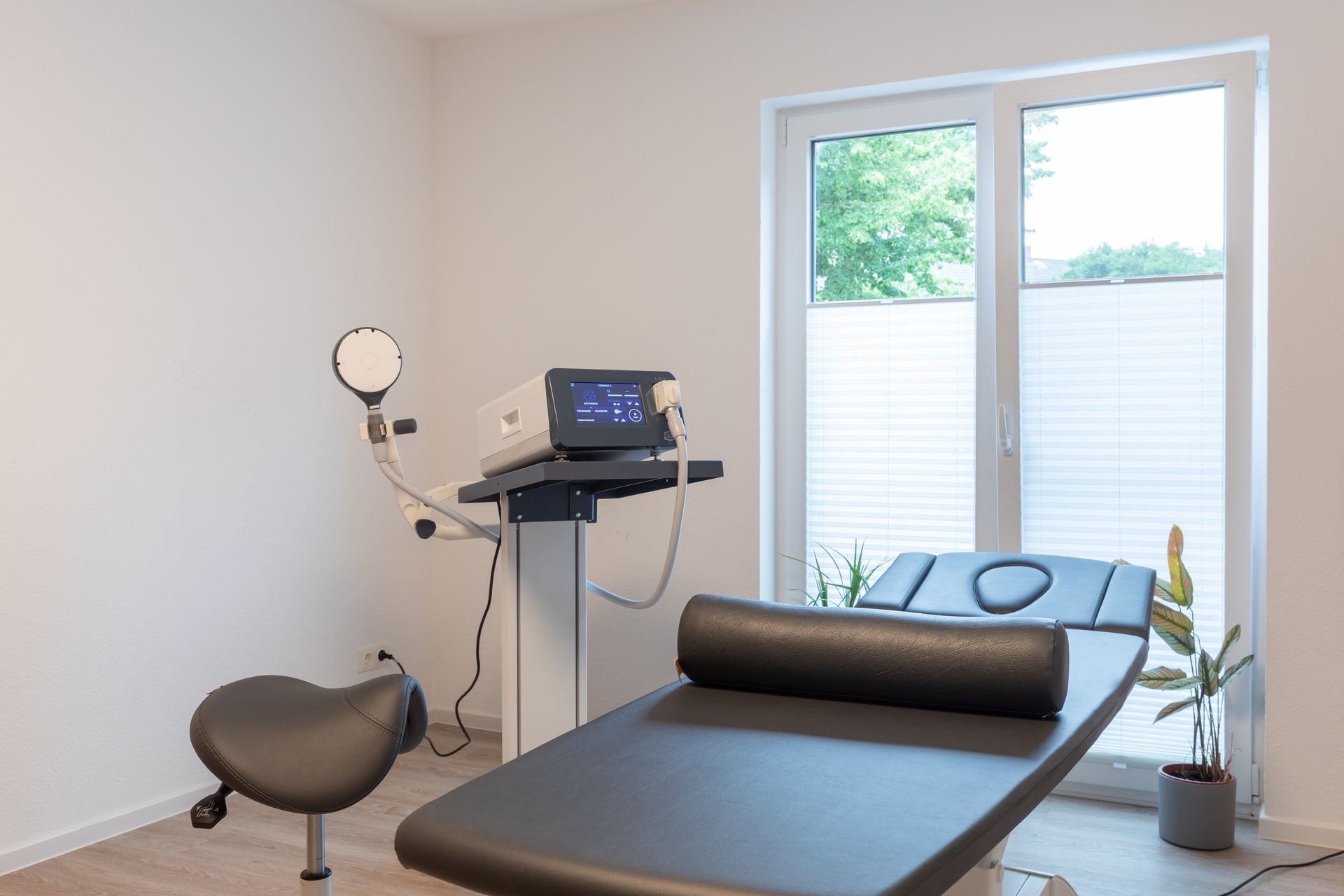 Ein Zimmer mit einem Bett und einer Maschine darin.