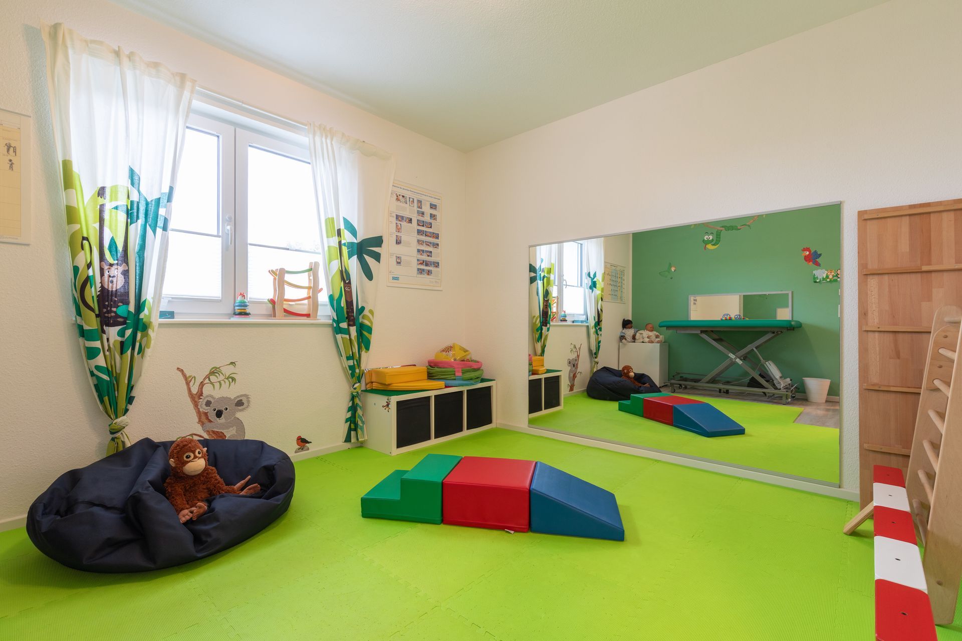 In der Mitte des Raumes befindet sich ein großer Spiegel.