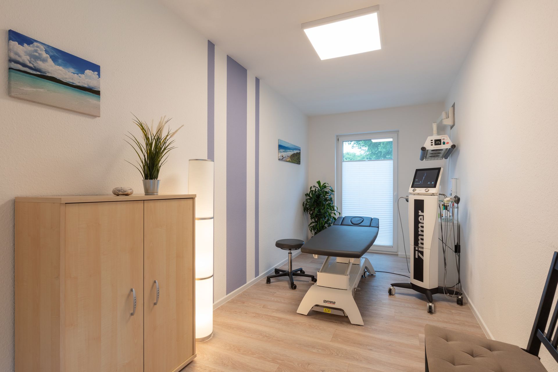 In der Mitte des Raumes steht ein Tisch.