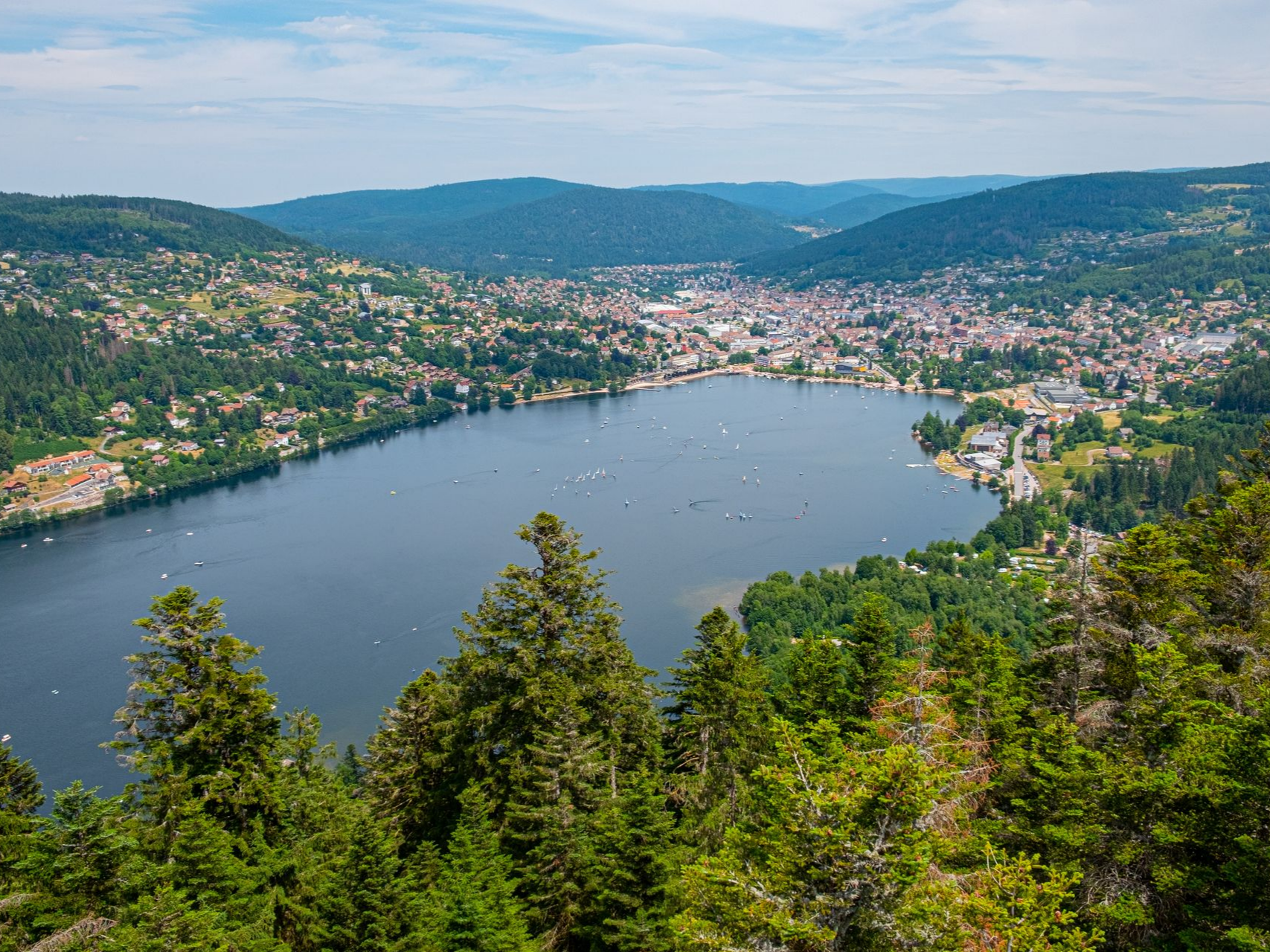 Vue aérienne de la ville de Gérardmer avec son lac et ses bateaux à voile.