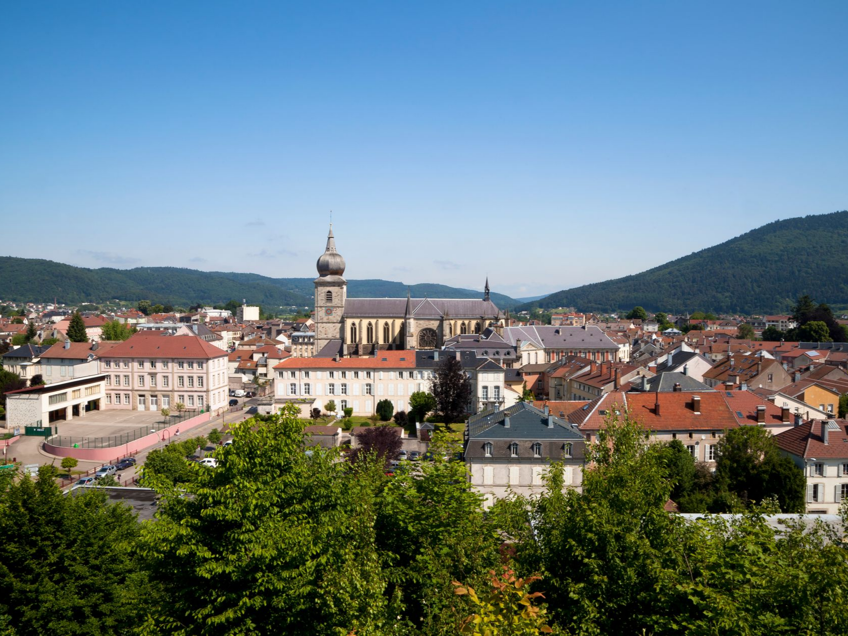 Vue panoramique de la ville de Remiremont.