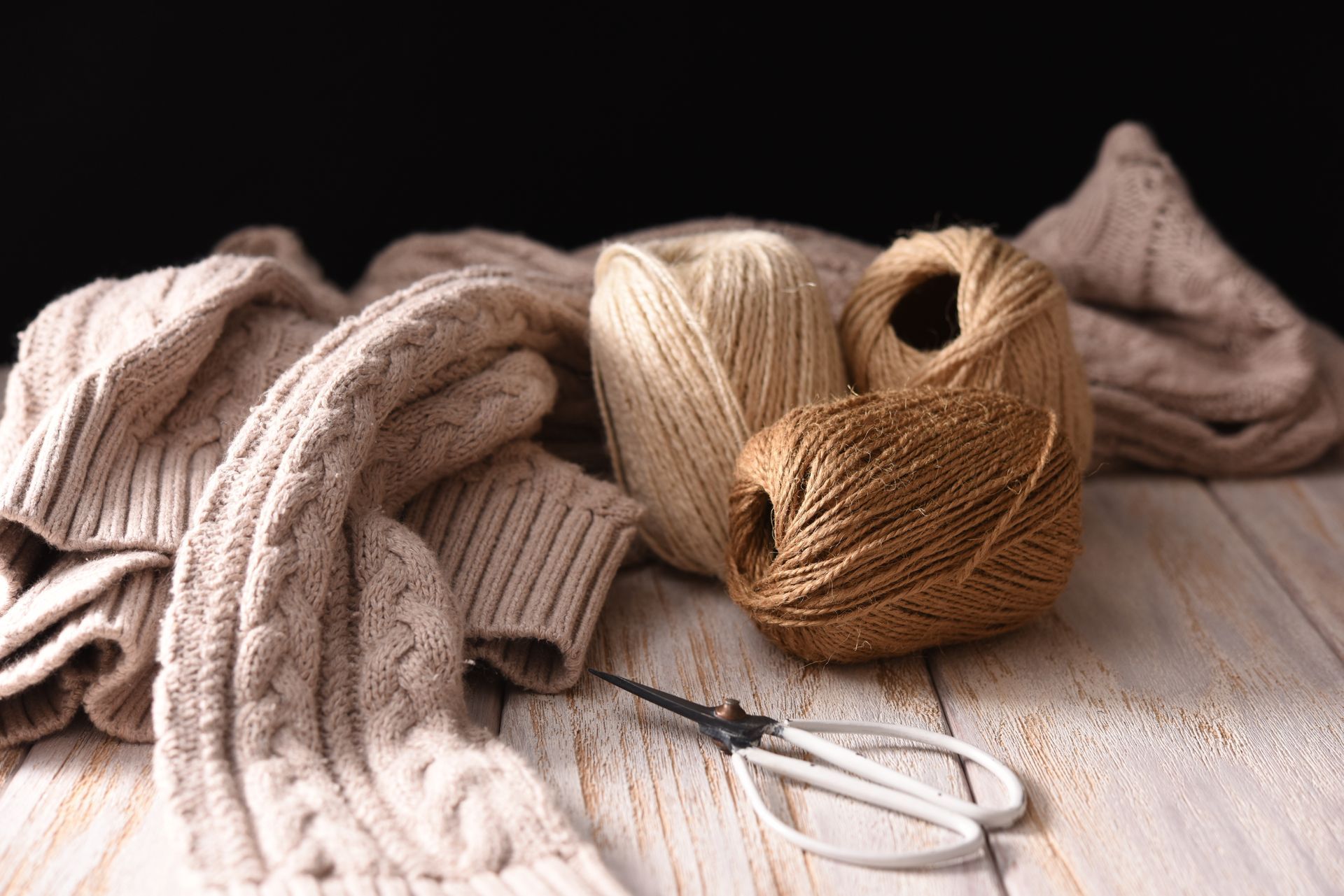 Pull et accessoires de couture posés sur la table