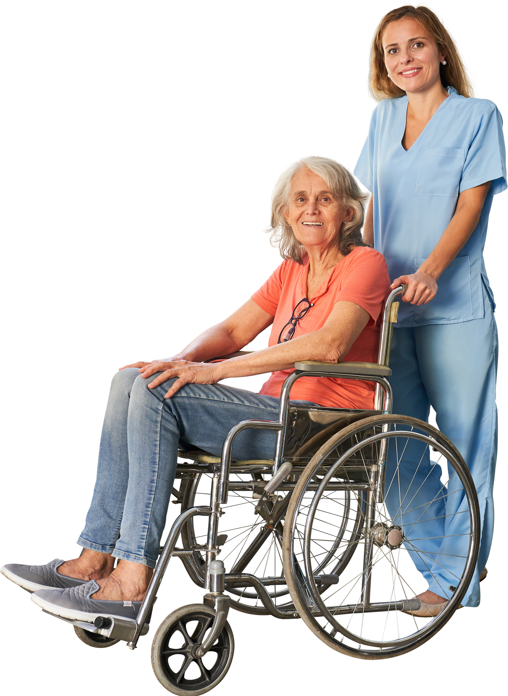 Aide à la personne poussant le fauteuil roulant d'une dame âgée