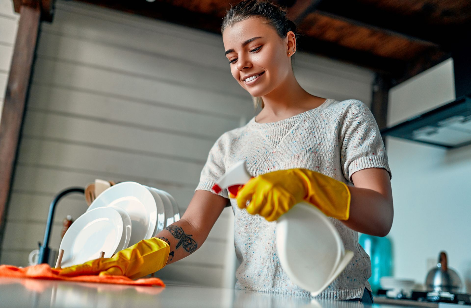 Une personne en train de nettoyer le plan de travail d'une cuisine