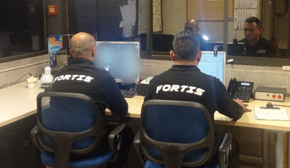 Dos personas con camisetas negras que dicen 