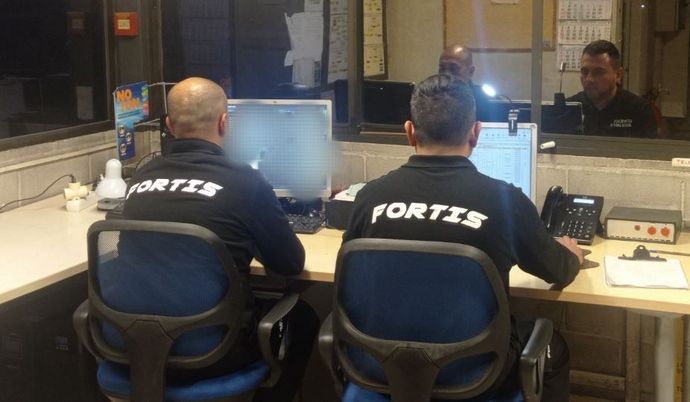 Dos hombres con camisetas 