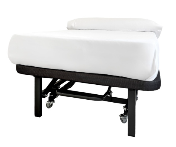 Una camilla de masaje negra con sábanas blancas y almohada. Tiene ruedas para facilitar su desplazamiento.