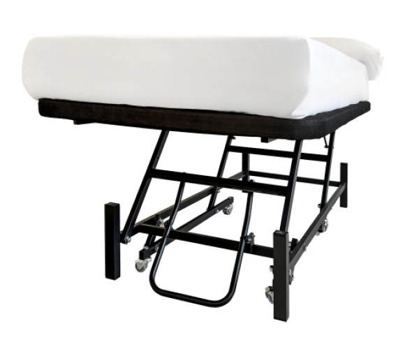 Una cama negra ajustable con ruedas sostiene un colchón blanco. La estructura está hecha de barras metálicas.