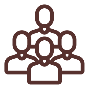 Grupo de cinco personas, con una persona encima de las demás.
