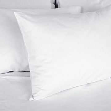 Dos almohadas blancas sobre una cama, muy juntas.