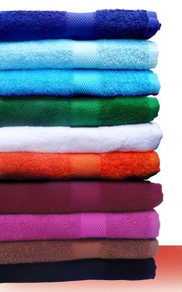 Pila de toallas de baño de colores: azul, azul claro, turquesa, verde, blanco, naranja, granate, rosa, marrón y azul marino.