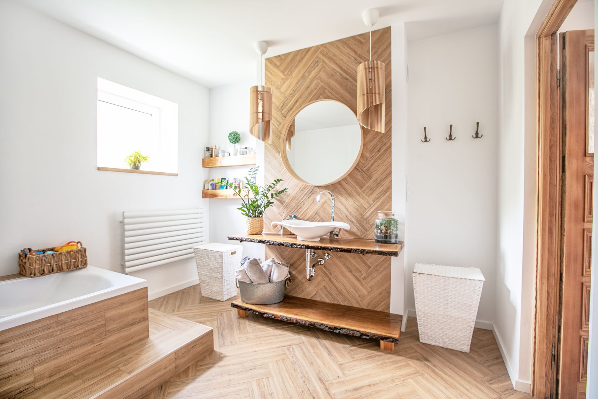 Une salle de bains avec un miroir rond.