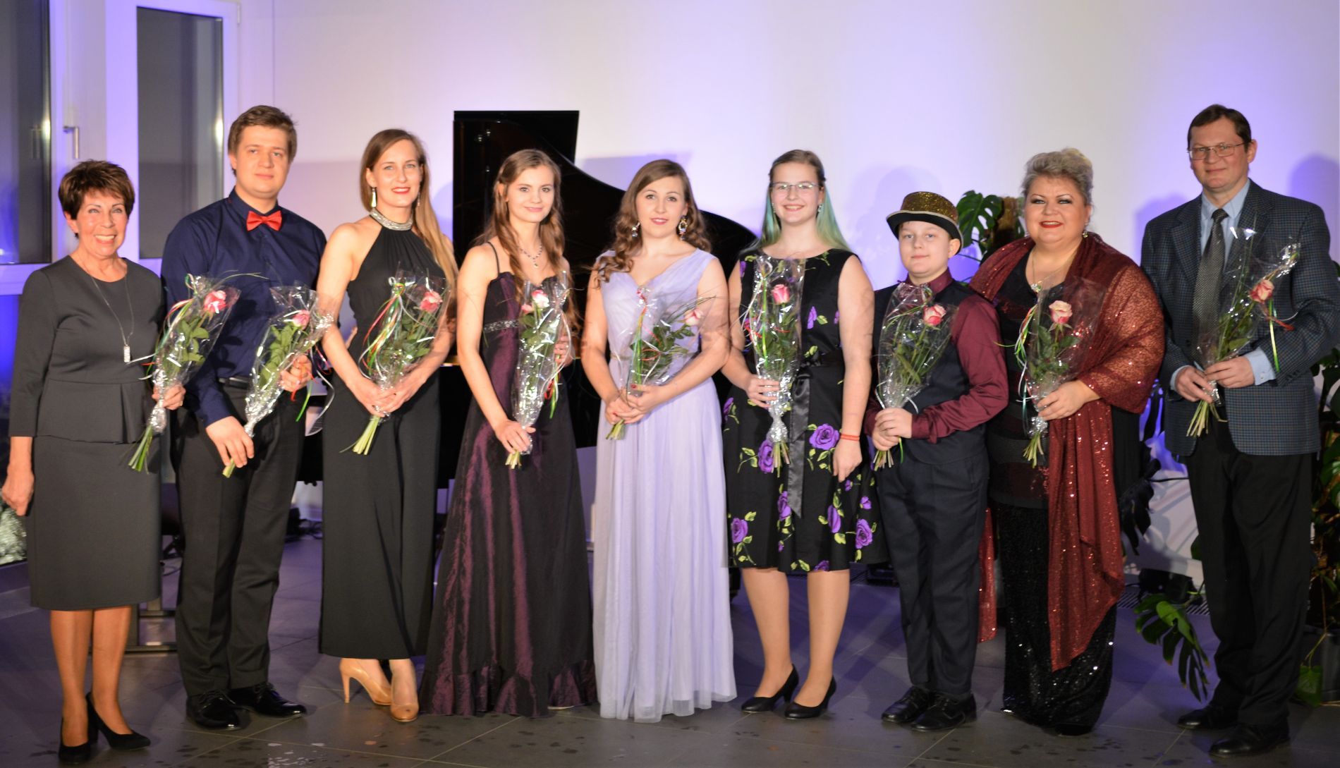 Frauen in festlichen Kleidern