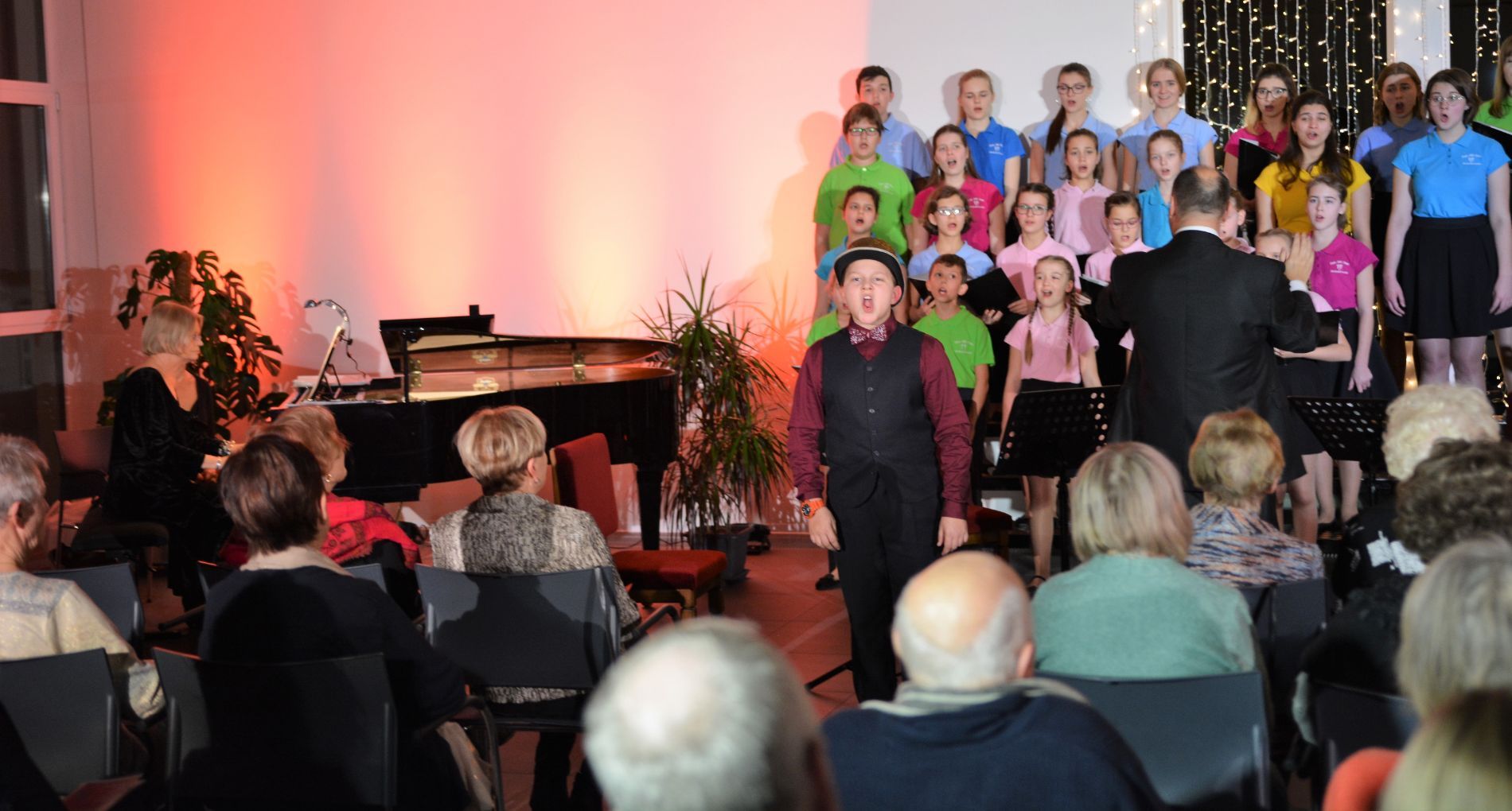 Junge singt
