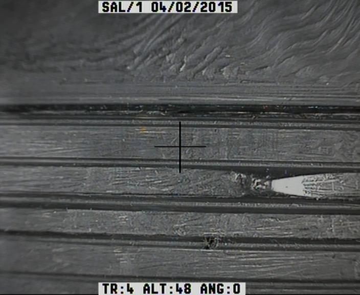 Réticule sur une surface en bois, avec date et autres données affichées.