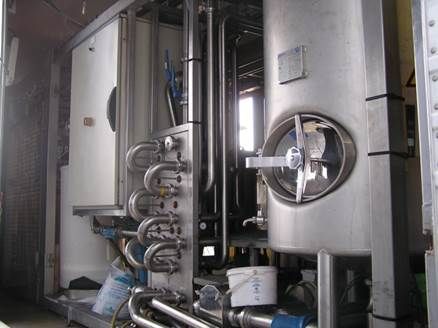 Machines industrielles en acier inoxydable avec tuyaux, réservoir et commandes.