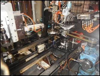 Machine en configuration d'usine, machine complexe avec plusieurs bras et composants.