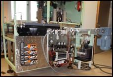 Machine avec des fils, des jauges et des composants électriques complexes, éventuellement des équipements industriels ou scientifiques.