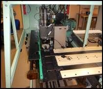 Intérieur d'une machine, composants vert clair et noirs. Pièces d'un bras robotisé, environnement industriel.