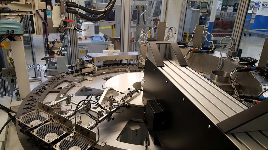 Ligne d'assemblage d'usine automatisée avec composants et machines, vue d'en haut.