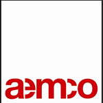 Logo « AEMCO » rouge dans un carré blanc bordé de noir.