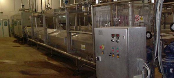 Équipement industriel de transformation alimentaire dans une usine. Cuves et panneau de commande en acier inoxydable.