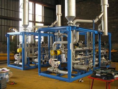 Trois unités industrielles en cadres métalliques bleus avec tuyaux et évents, dans un environnement d'atelier.