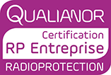 Logo violet et blanc de certification QUALIANO RP Entreprise pour la radioprotection.