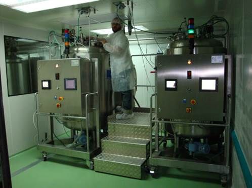 Une personne portant une blouse de laboratoire utilise du matériel dans un laboratoire stérile.