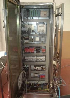 Armoire de commande électrique en acier inoxydable avec porte ouverte, abritant divers composants et câblages.